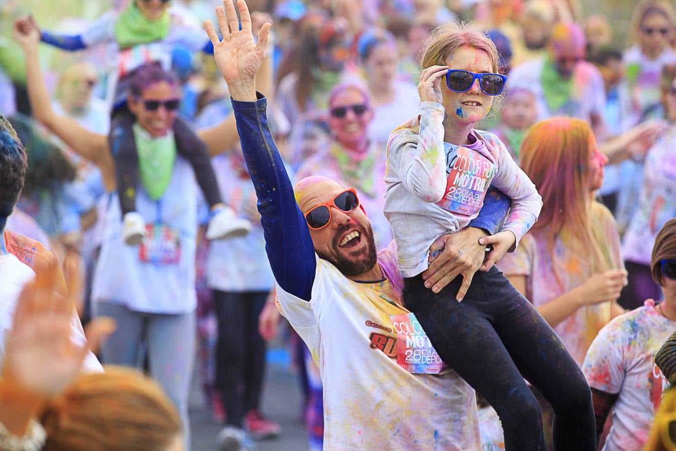 El concejal de Deportes de Motril, Miguel Ángel Muñoz, acompañado por miembros del equipo de Gobierno, dio la salida a la 'Colour Run', organizada con motivo del Día del Deporte