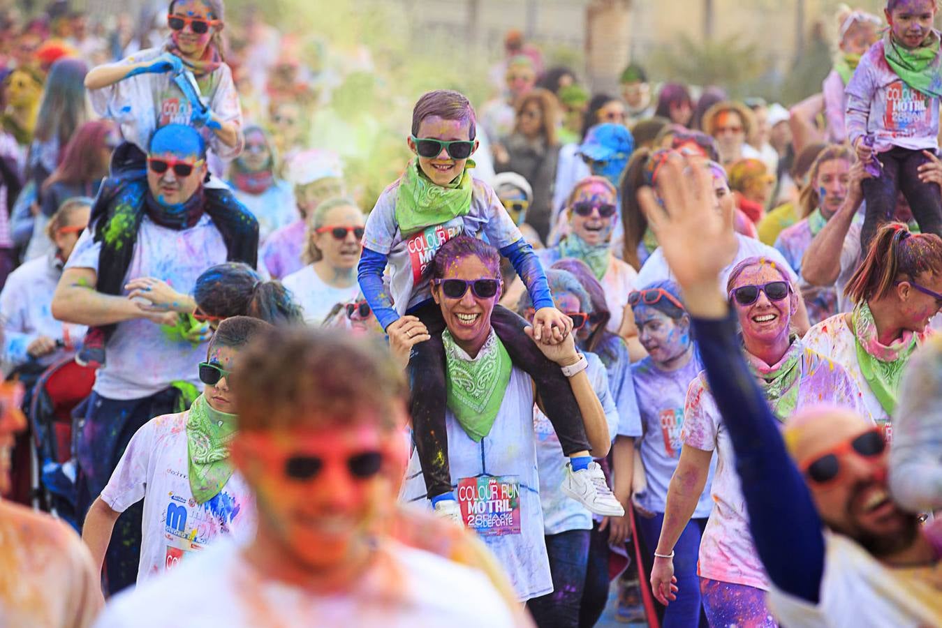 El concejal de Deportes de Motril, Miguel Ángel Muñoz, acompañado por miembros del equipo de Gobierno, dio la salida a la 'Colour Run', organizada con motivo del Día del Deporte