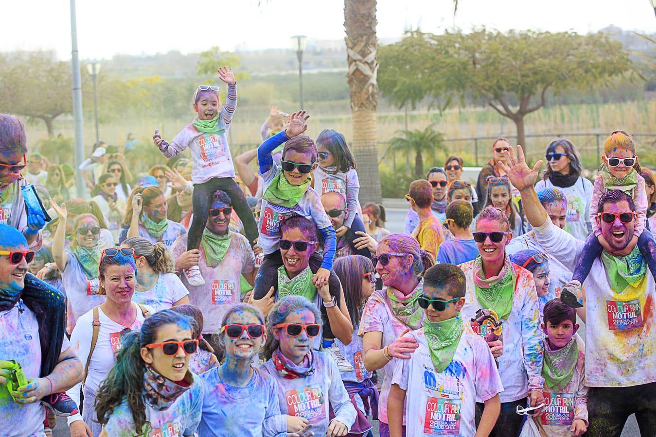 El concejal de Deportes de Motril, Miguel Ángel Muñoz, acompañado por miembros del equipo de Gobierno, dio la salida a la 'Colour Run', organizada con motivo del Día del Deporte