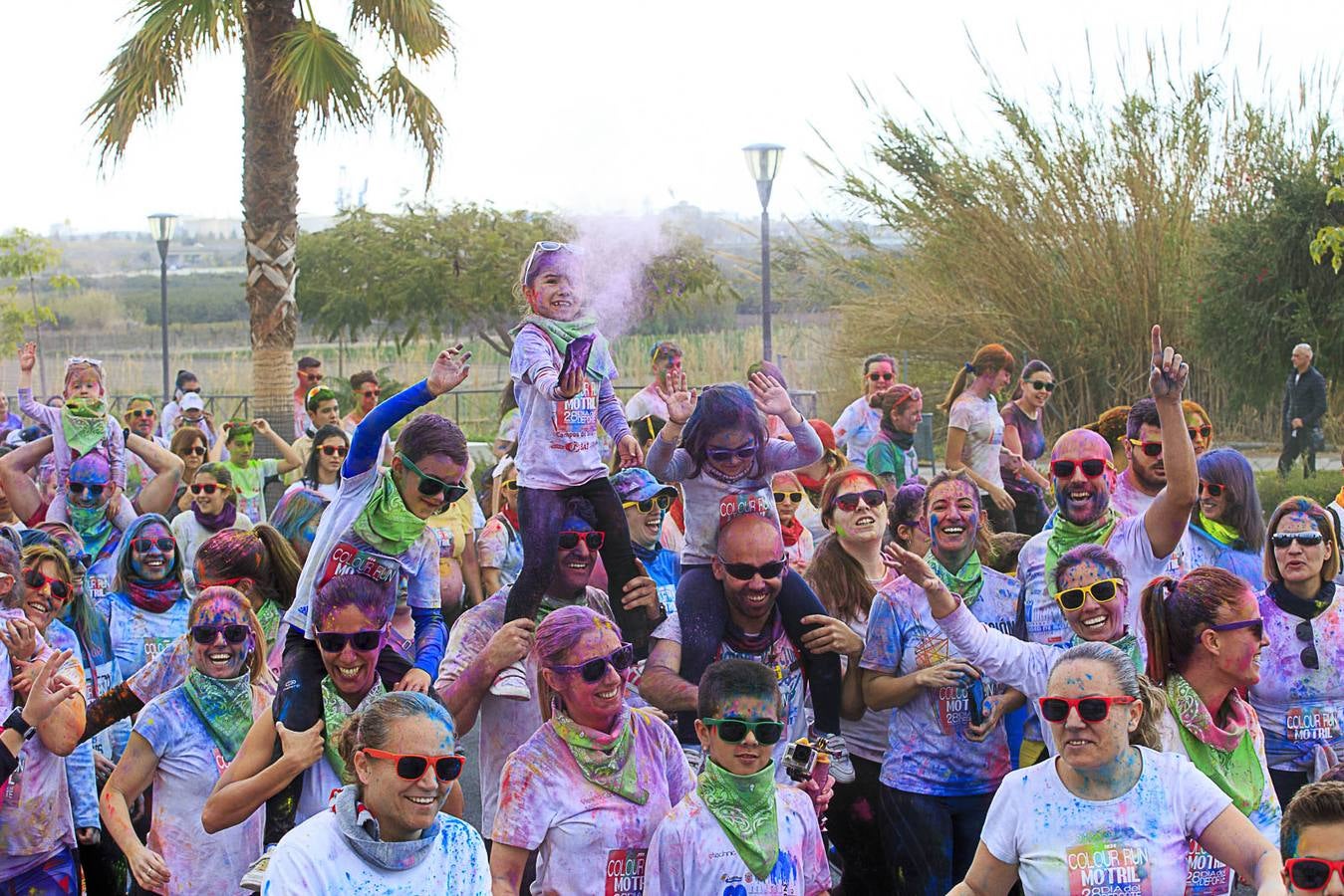 El concejal de Deportes de Motril, Miguel Ángel Muñoz, acompañado por miembros del equipo de Gobierno, dio la salida a la 'Colour Run', organizada con motivo del Día del Deporte