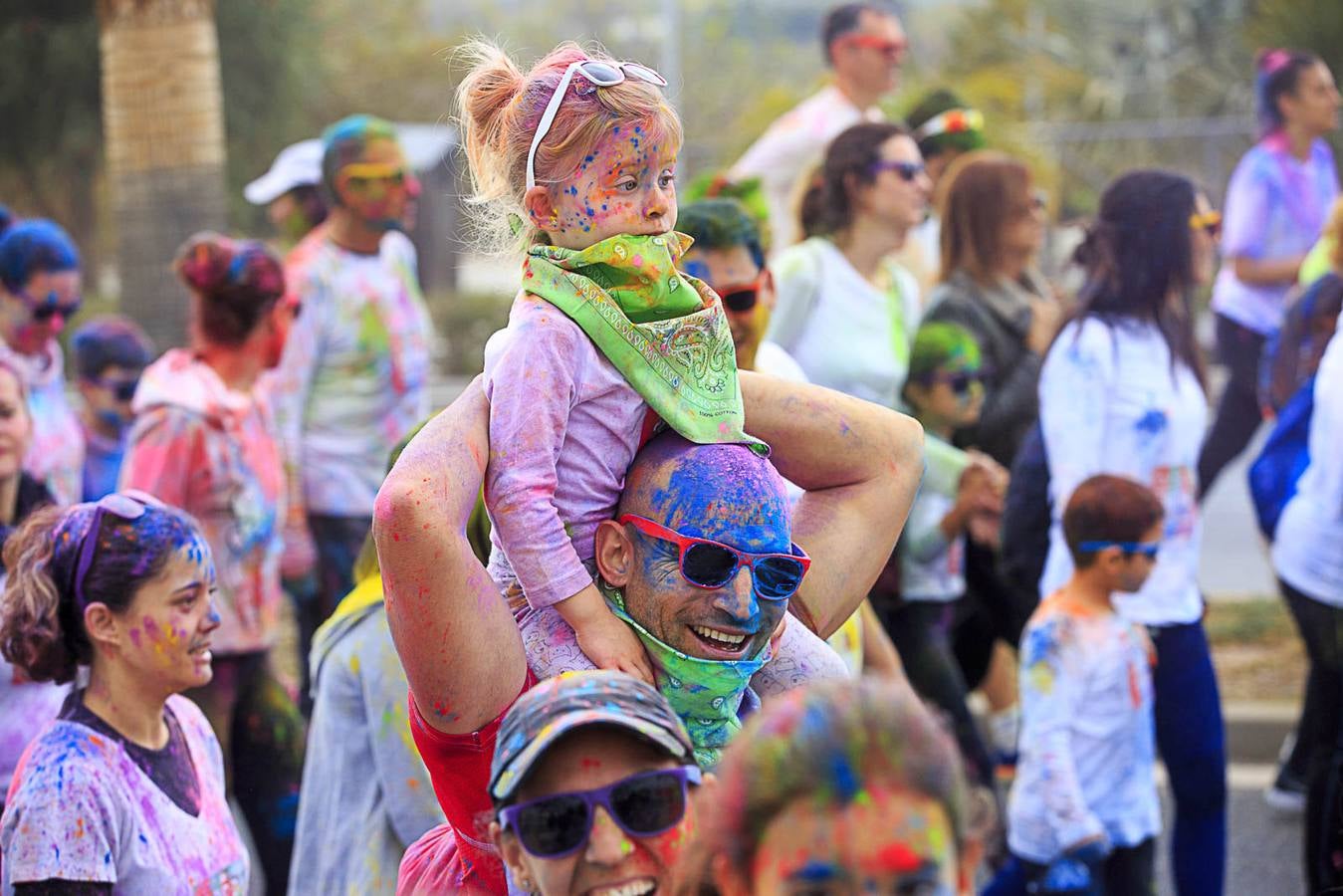 El concejal de Deportes de Motril, Miguel Ángel Muñoz, acompañado por miembros del equipo de Gobierno, dio la salida a la 'Colour Run', organizada con motivo del Día del Deporte