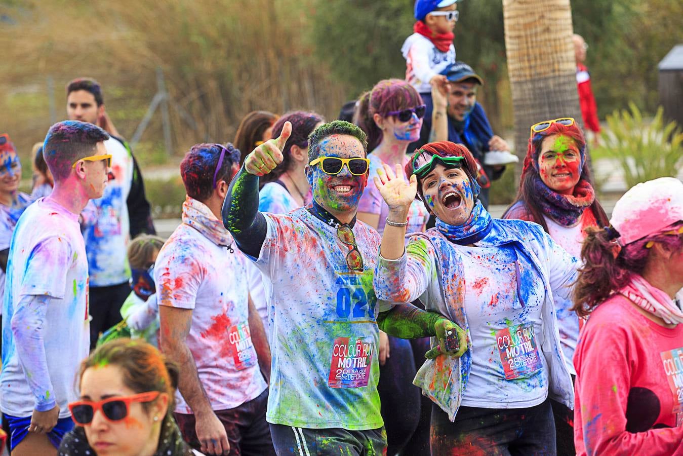 El concejal de Deportes de Motril, Miguel Ángel Muñoz, acompañado por miembros del equipo de Gobierno, dio la salida a la 'Colour Run', organizada con motivo del Día del Deporte