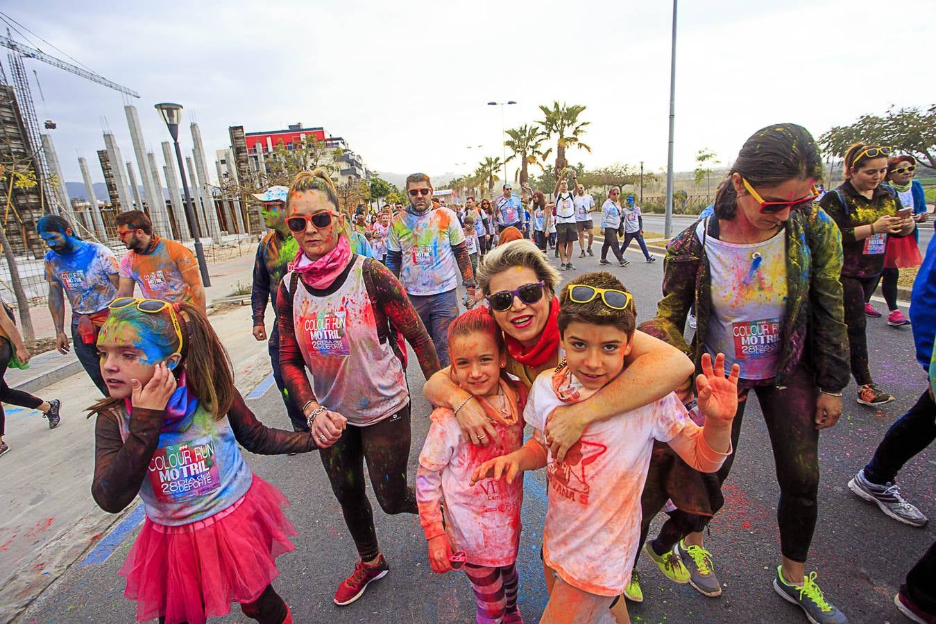 El concejal de Deportes de Motril, Miguel Ángel Muñoz, acompañado por miembros del equipo de Gobierno, dio la salida a la 'Colour Run', organizada con motivo del Día del Deporte