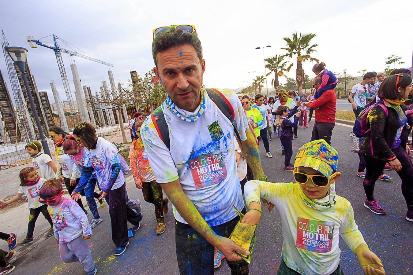 El concejal de Deportes de Motril, Miguel Ángel Muñoz, acompañado por miembros del equipo de Gobierno, dio la salida a la 'Colour Run', organizada con motivo del Día del Deporte