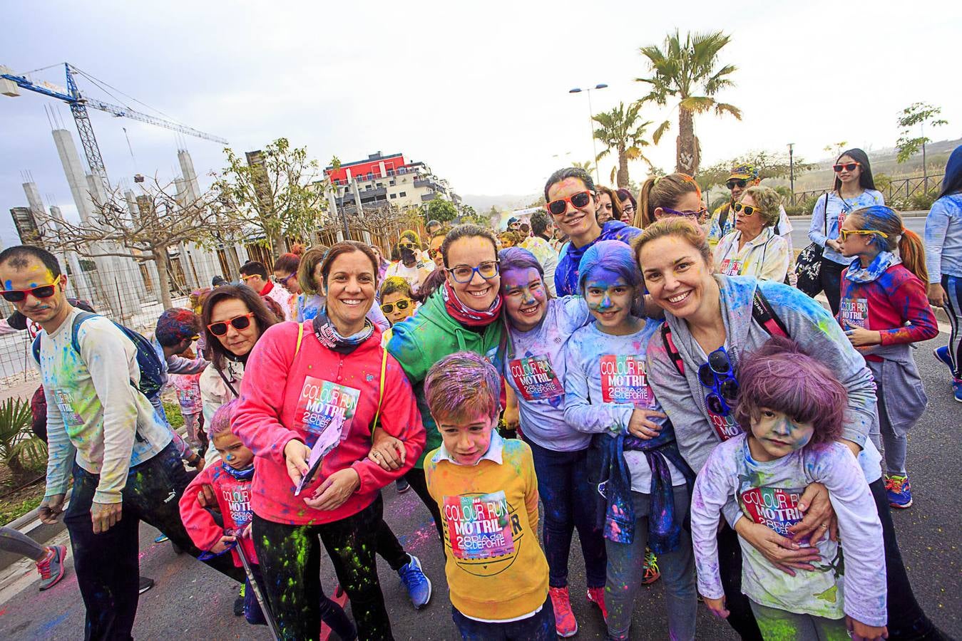 El concejal de Deportes de Motril, Miguel Ángel Muñoz, acompañado por miembros del equipo de Gobierno, dio la salida a la 'Colour Run', organizada con motivo del Día del Deporte