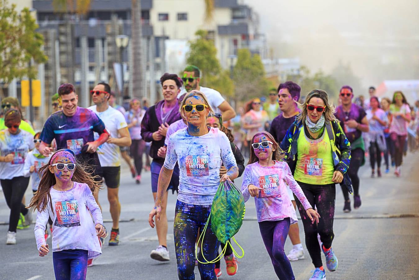 El concejal de Deportes de Motril, Miguel Ángel Muñoz, acompañado por miembros del equipo de Gobierno, dio la salida a la 'Colour Run', organizada con motivo del Día del Deporte