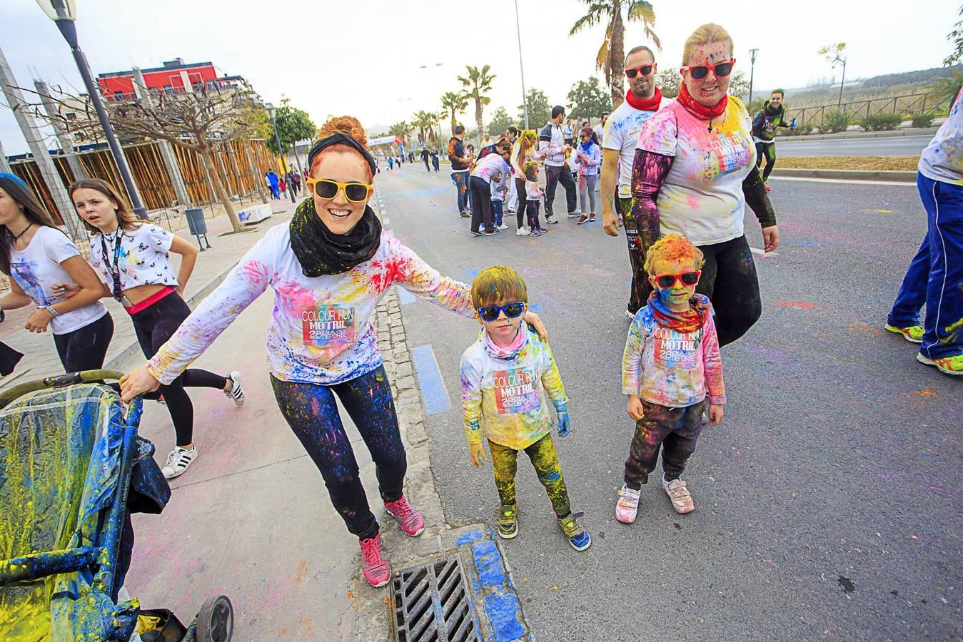 El concejal de Deportes de Motril, Miguel Ángel Muñoz, acompañado por miembros del equipo de Gobierno, dio la salida a la 'Colour Run', organizada con motivo del Día del Deporte