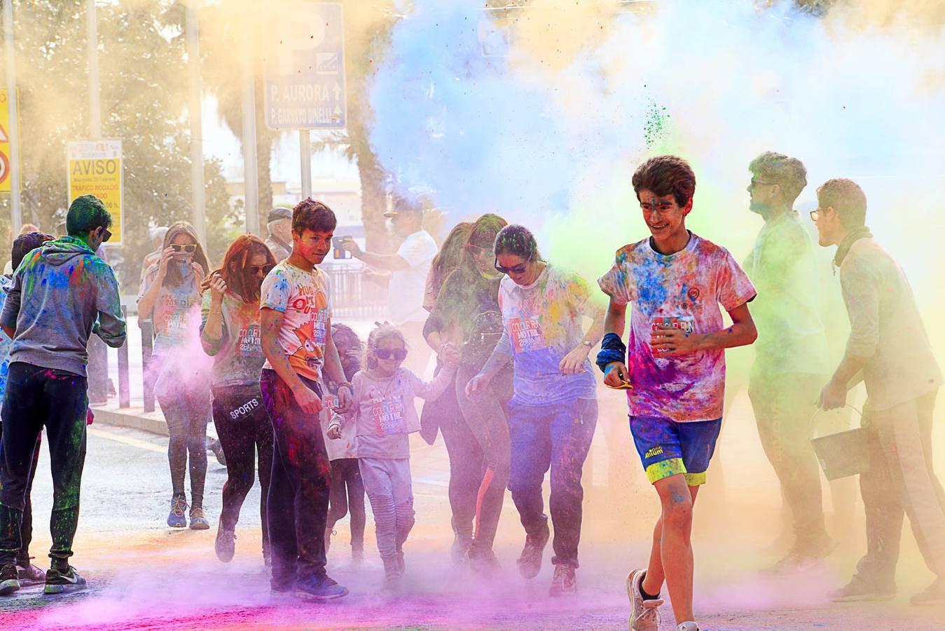 El concejal de Deportes de Motril, Miguel Ángel Muñoz, acompañado por miembros del equipo de Gobierno, dio la salida a la 'Colour Run', organizada con motivo del Día del Deporte