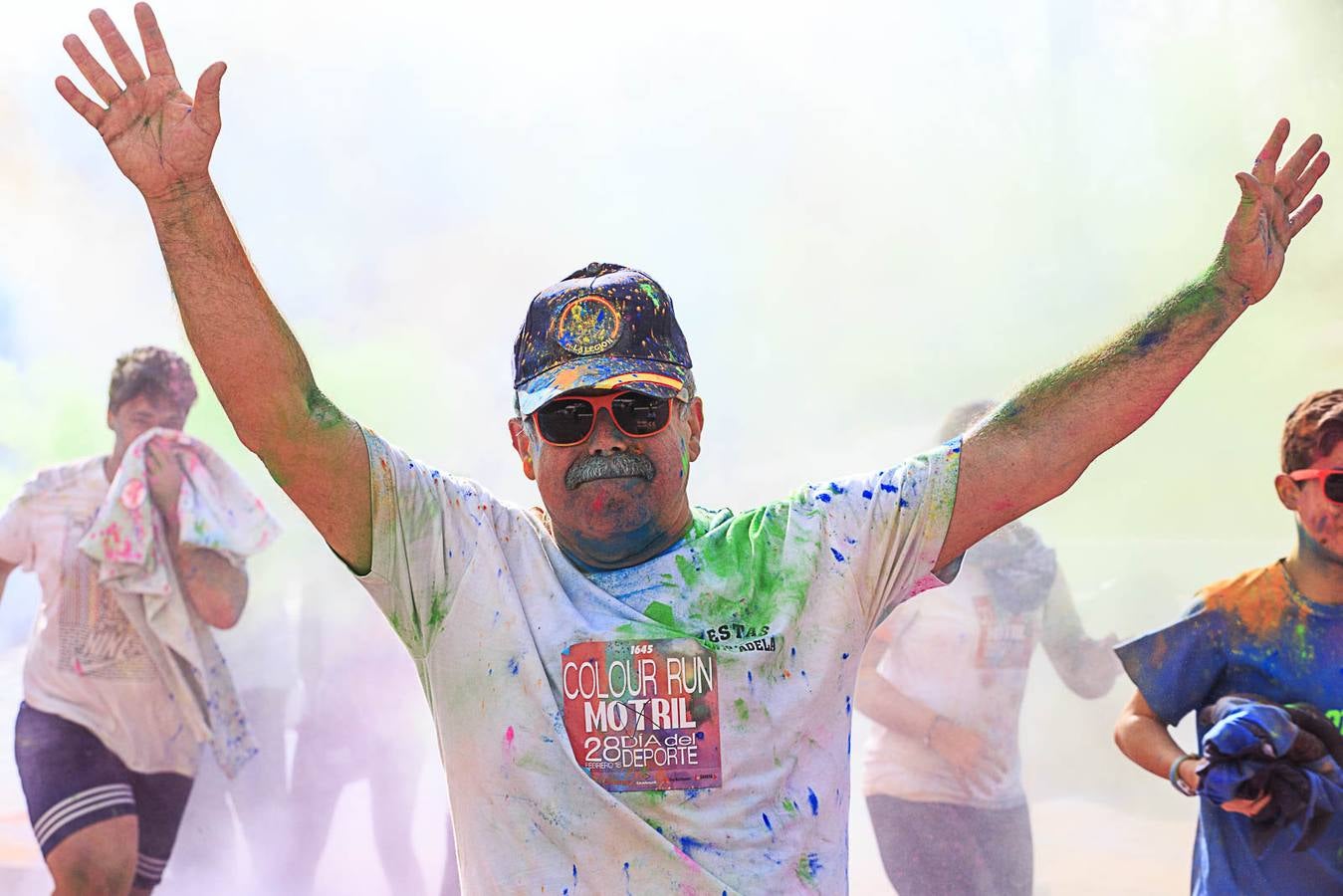 El concejal de Deportes de Motril, Miguel Ángel Muñoz, acompañado por miembros del equipo de Gobierno, dio la salida a la 'Colour Run', organizada con motivo del Día del Deporte