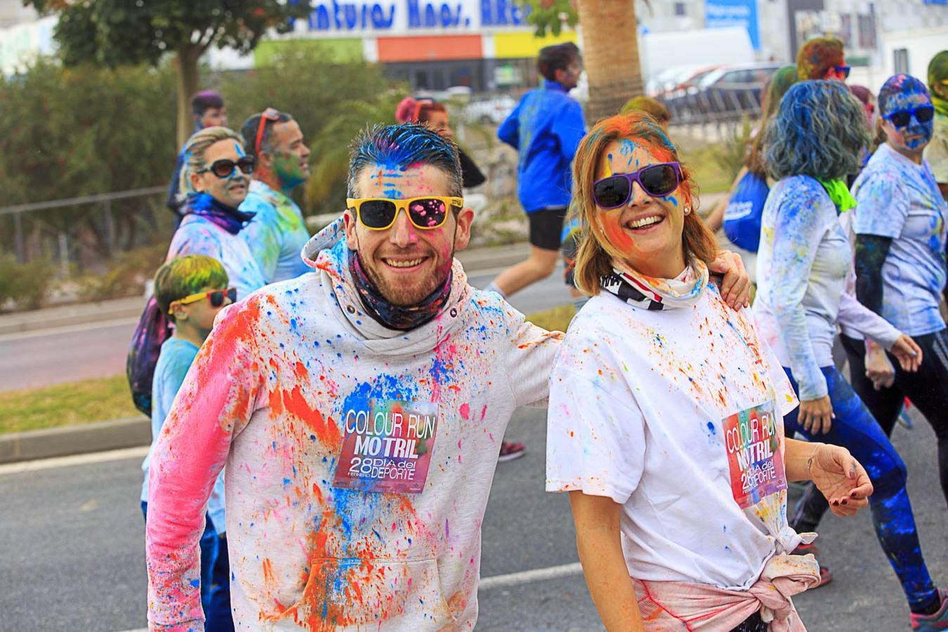 El concejal de Deportes de Motril, Miguel Ángel Muñoz, acompañado por miembros del equipo de Gobierno, dio la salida a la 'Colour Run', organizada con motivo del Día del Deporte