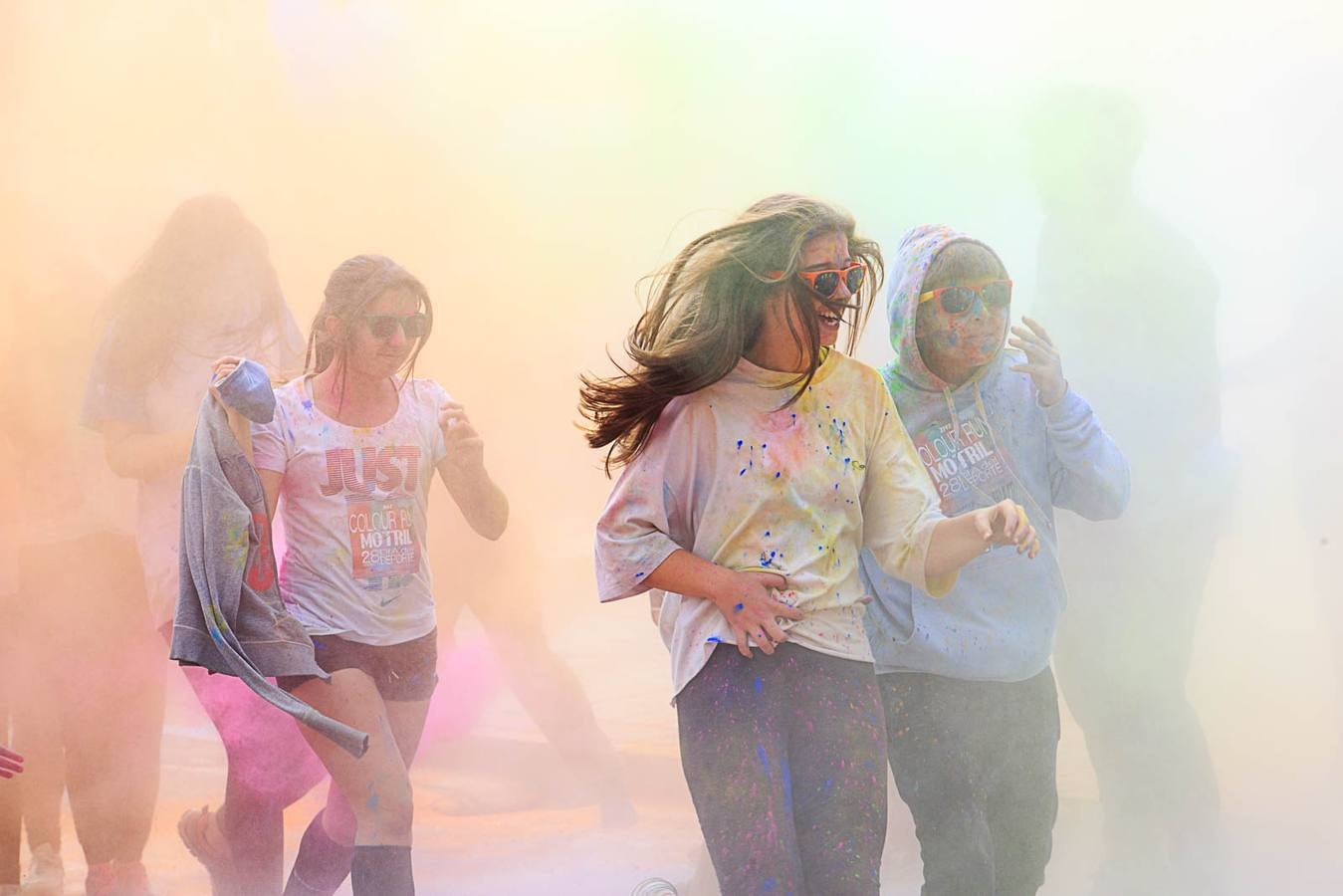 El concejal de Deportes de Motril, Miguel Ángel Muñoz, acompañado por miembros del equipo de Gobierno, dio la salida a la 'Colour Run', organizada con motivo del Día del Deporte