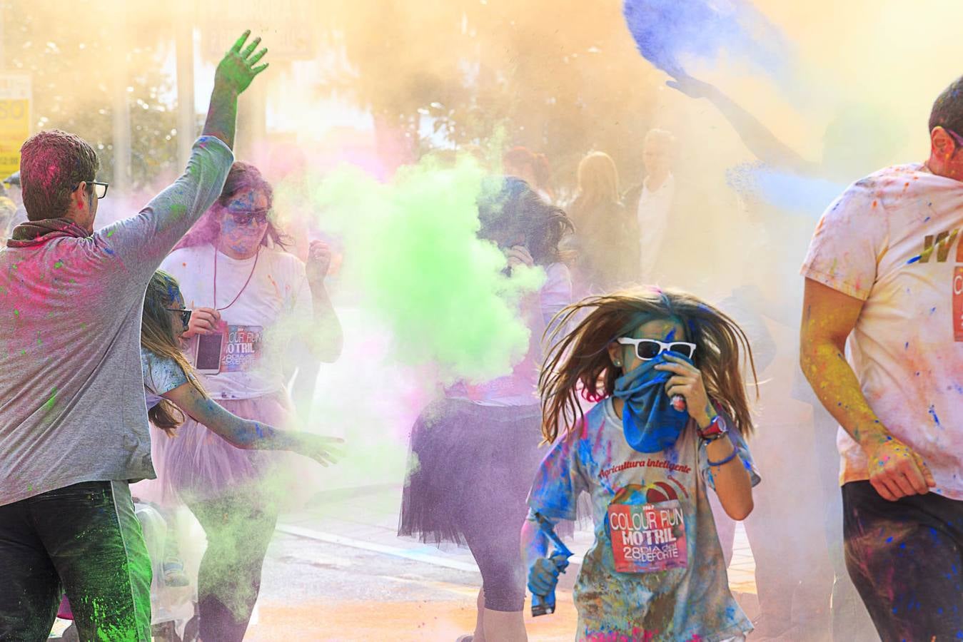 El concejal de Deportes de Motril, Miguel Ángel Muñoz, acompañado por miembros del equipo de Gobierno, dio la salida a la 'Colour Run', organizada con motivo del Día del Deporte