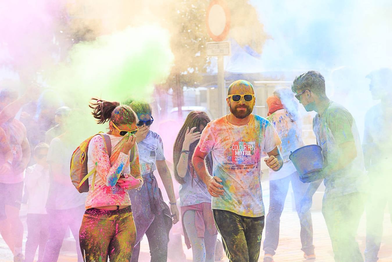 El concejal de Deportes de Motril, Miguel Ángel Muñoz, acompañado por miembros del equipo de Gobierno, dio la salida a la 'Colour Run', organizada con motivo del Día del Deporte