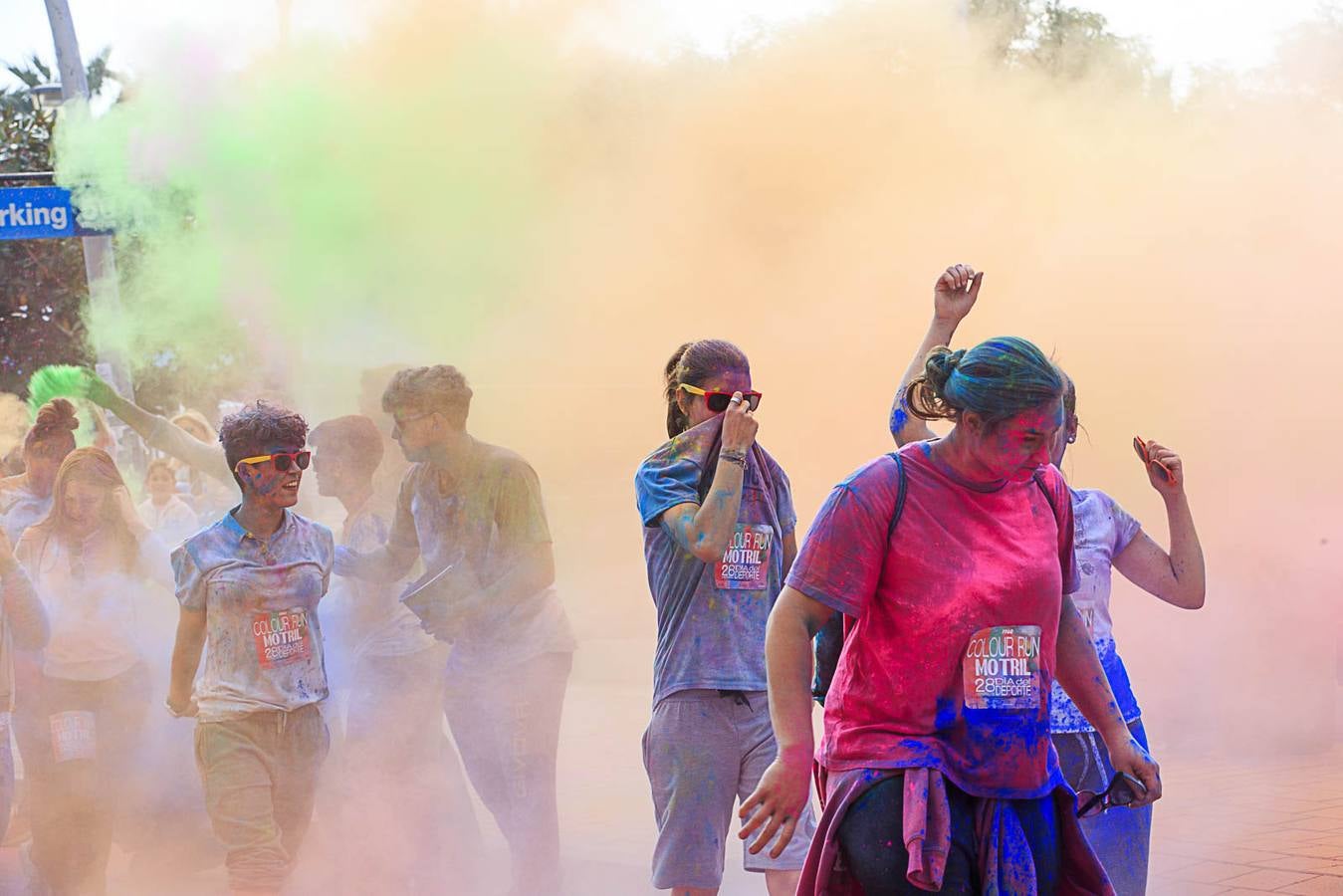 El concejal de Deportes de Motril, Miguel Ángel Muñoz, acompañado por miembros del equipo de Gobierno, dio la salida a la 'Colour Run', organizada con motivo del Día del Deporte