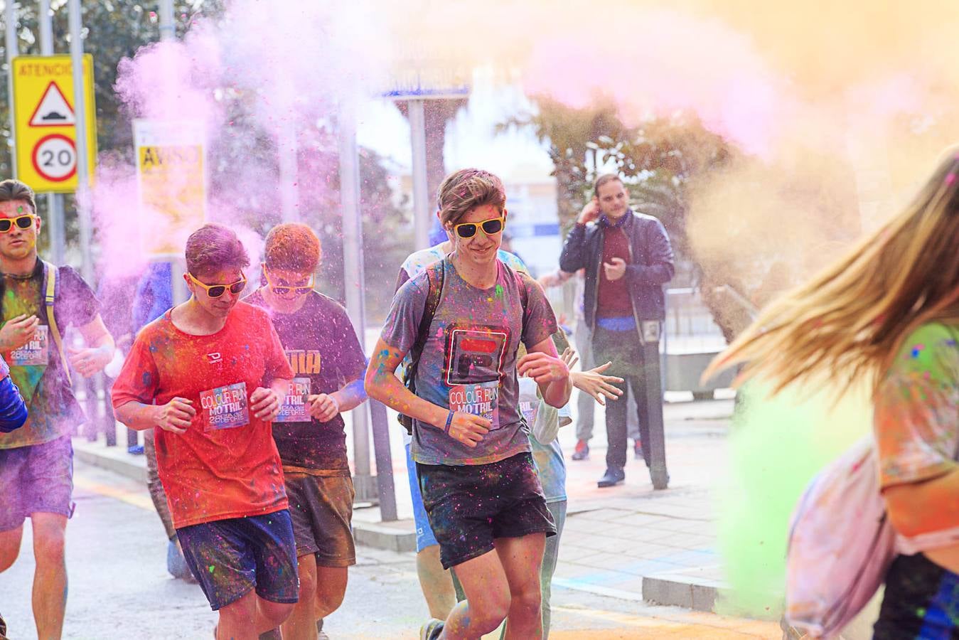 El concejal de Deportes de Motril, Miguel Ángel Muñoz, acompañado por miembros del equipo de Gobierno, dio la salida a la 'Colour Run', organizada con motivo del Día del Deporte