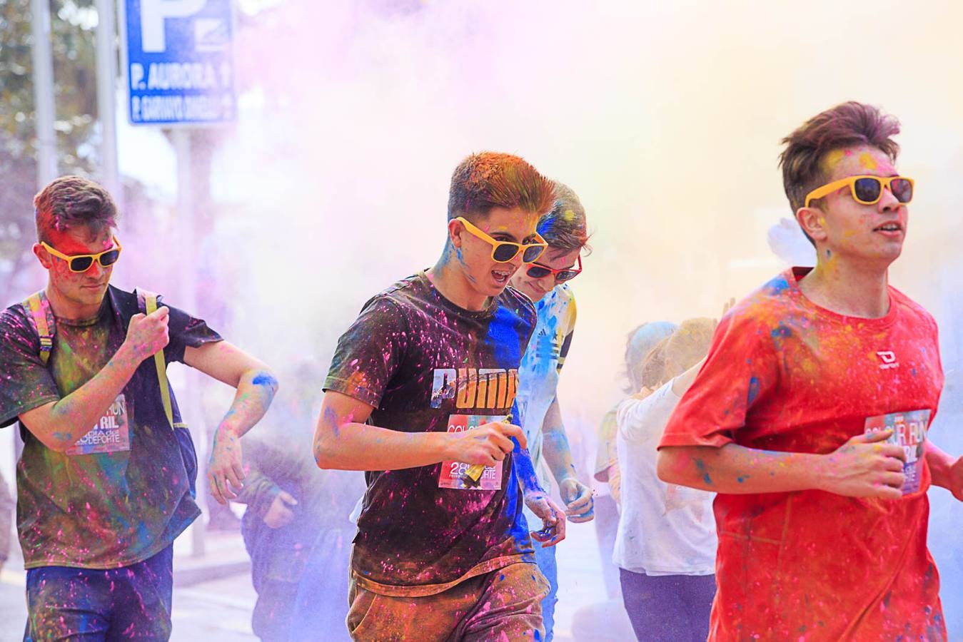 El concejal de Deportes de Motril, Miguel Ángel Muñoz, acompañado por miembros del equipo de Gobierno, dio la salida a la 'Colour Run', organizada con motivo del Día del Deporte