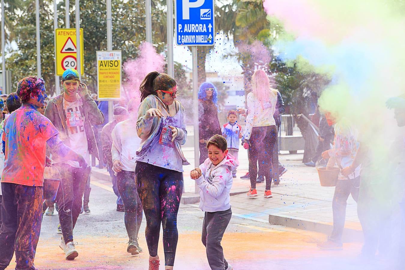 El concejal de Deportes de Motril, Miguel Ángel Muñoz, acompañado por miembros del equipo de Gobierno, dio la salida a la 'Colour Run', organizada con motivo del Día del Deporte