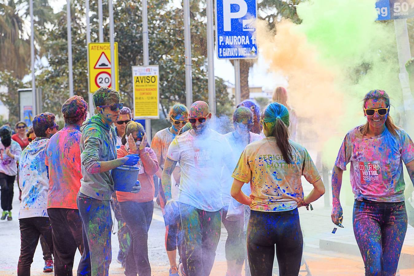 El concejal de Deportes de Motril, Miguel Ángel Muñoz, acompañado por miembros del equipo de Gobierno, dio la salida a la 'Colour Run', organizada con motivo del Día del Deporte