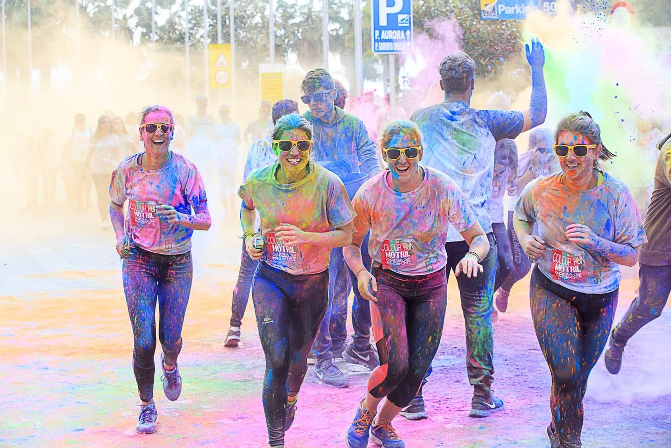 El concejal de Deportes de Motril, Miguel Ángel Muñoz, acompañado por miembros del equipo de Gobierno, dio la salida a la 'Colour Run', organizada con motivo del Día del Deporte