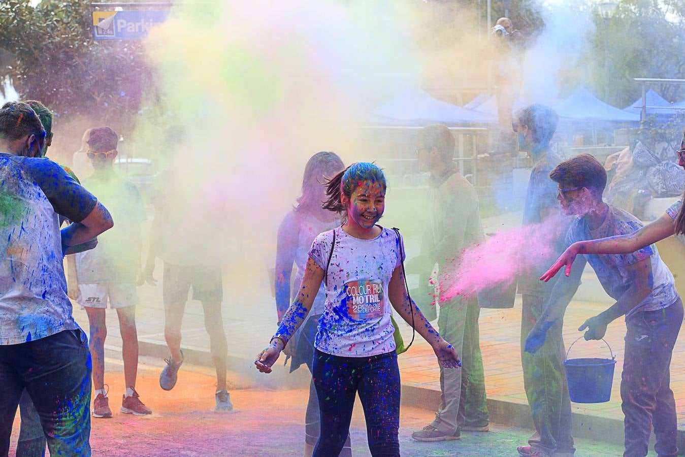 El concejal de Deportes de Motril, Miguel Ángel Muñoz, acompañado por miembros del equipo de Gobierno, dio la salida a la 'Colour Run', organizada con motivo del Día del Deporte