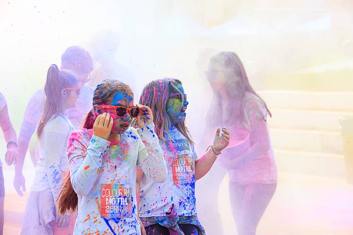 El concejal de Deportes de Motril, Miguel Ángel Muñoz, acompañado por miembros del equipo de Gobierno, dio la salida a la 'Colour Run', organizada con motivo del Día del Deporte