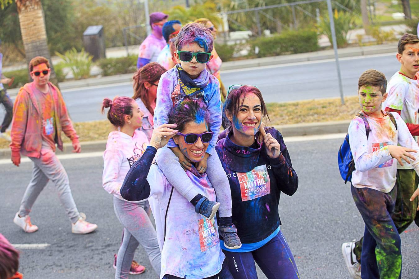 El concejal de Deportes de Motril, Miguel Ángel Muñoz, acompañado por miembros del equipo de Gobierno, dio la salida a la 'Colour Run', organizada con motivo del Día del Deporte