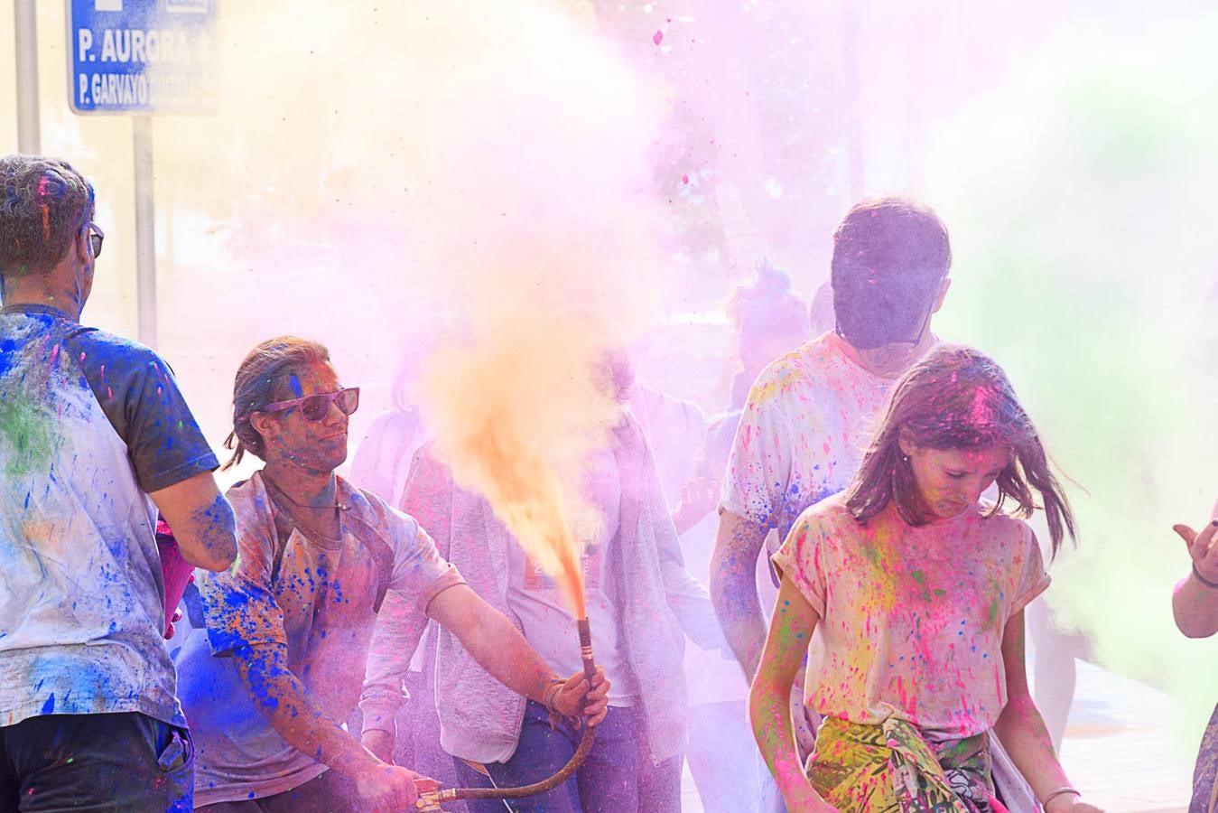 El concejal de Deportes de Motril, Miguel Ángel Muñoz, acompañado por miembros del equipo de Gobierno, dio la salida a la 'Colour Run', organizada con motivo del Día del Deporte