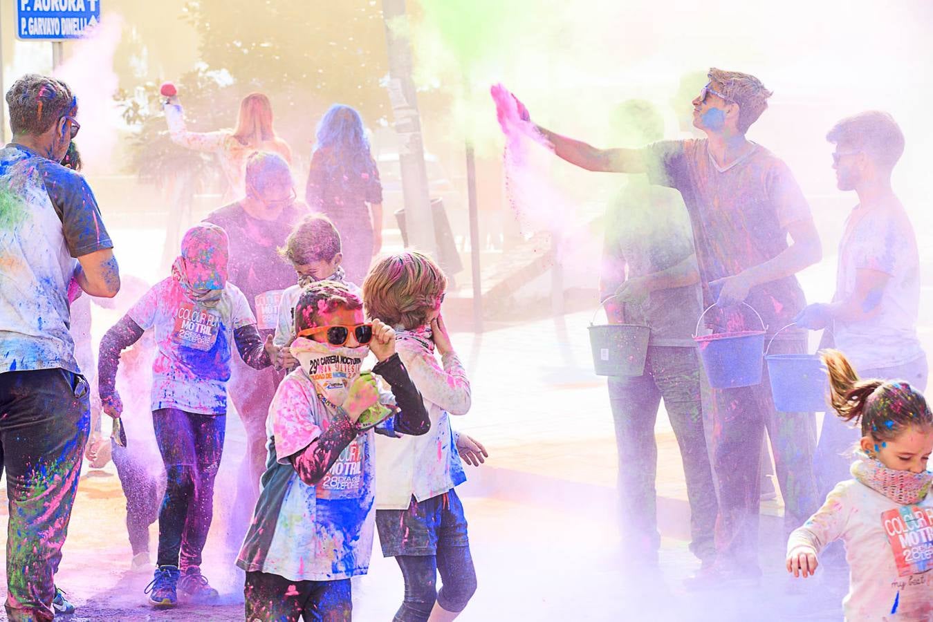 El concejal de Deportes de Motril, Miguel Ángel Muñoz, acompañado por miembros del equipo de Gobierno, dio la salida a la 'Colour Run', organizada con motivo del Día del Deporte