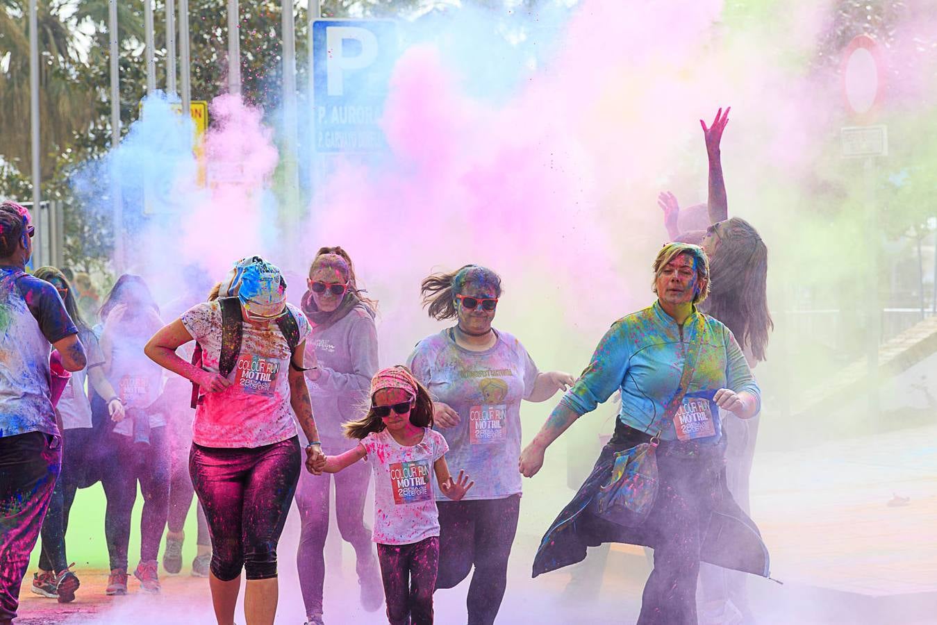 El concejal de Deportes de Motril, Miguel Ángel Muñoz, acompañado por miembros del equipo de Gobierno, dio la salida a la 'Colour Run', organizada con motivo del Día del Deporte