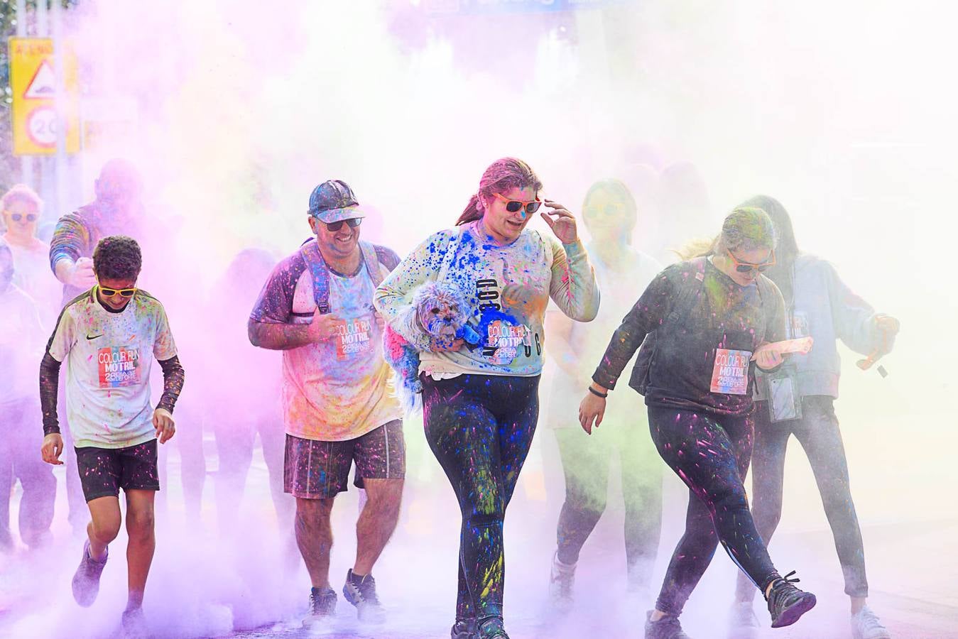 El concejal de Deportes de Motril, Miguel Ángel Muñoz, acompañado por miembros del equipo de Gobierno, dio la salida a la 'Colour Run', organizada con motivo del Día del Deporte