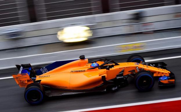 El McLaren de Alonso, en el circuito de Montmeló. 