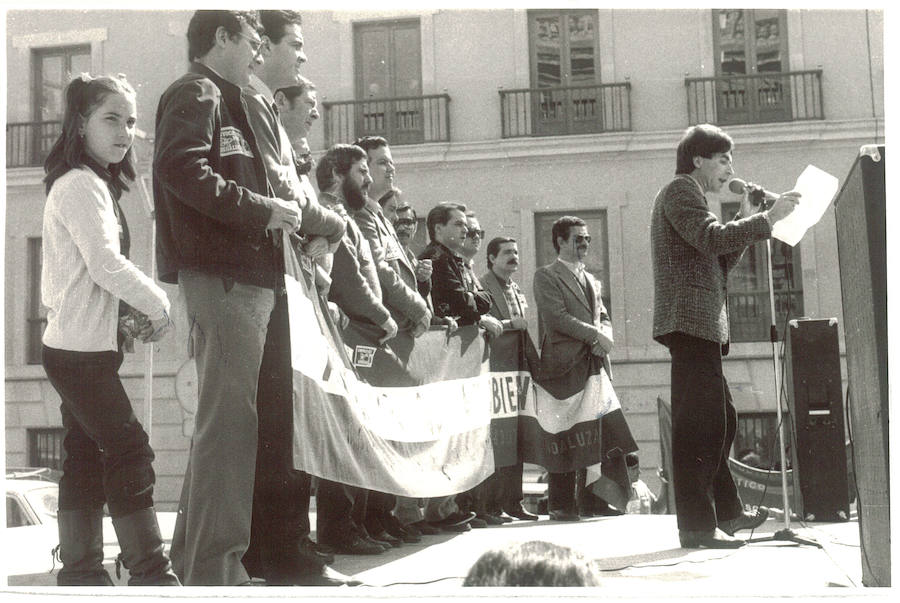 Las primeras celebraciones del Día de Andalucía eran jornadas de protestas en las que se reivindicaba la identidad andaluza. Pero también se organizaban actividades culturales y deportivas, sobre todo en el Paseo del Salón. La fiesta era de todos