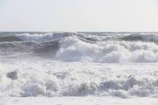 La alerta se mantiene en la costa granadina por fuertes rachas de viento y oleaje