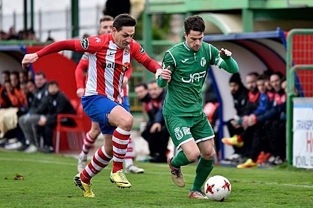 Javi Luque y Albertillo disputan el esférico durante el partido de ayer.