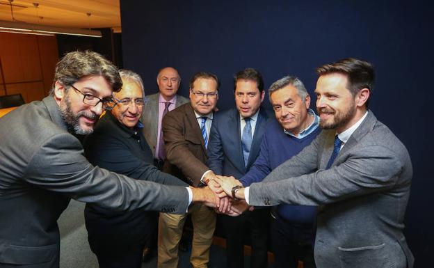 Representantes del empresariado y los sindicatos durante un acto celebrado ayer. 