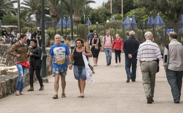 Decenas de turistas pasean por Costa Teguise, en Lanzarote.