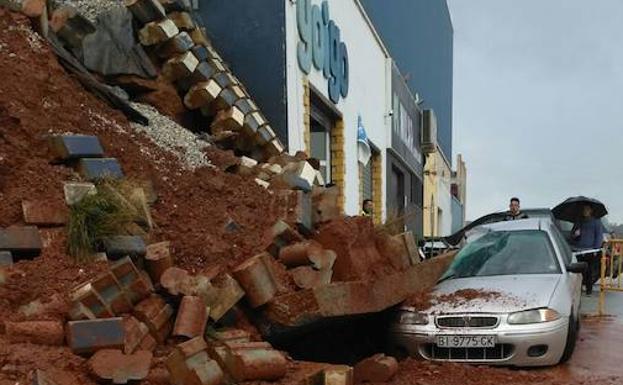 Imagen del vehículo afectado en Dúrcal por el desprendimiento de terreno.