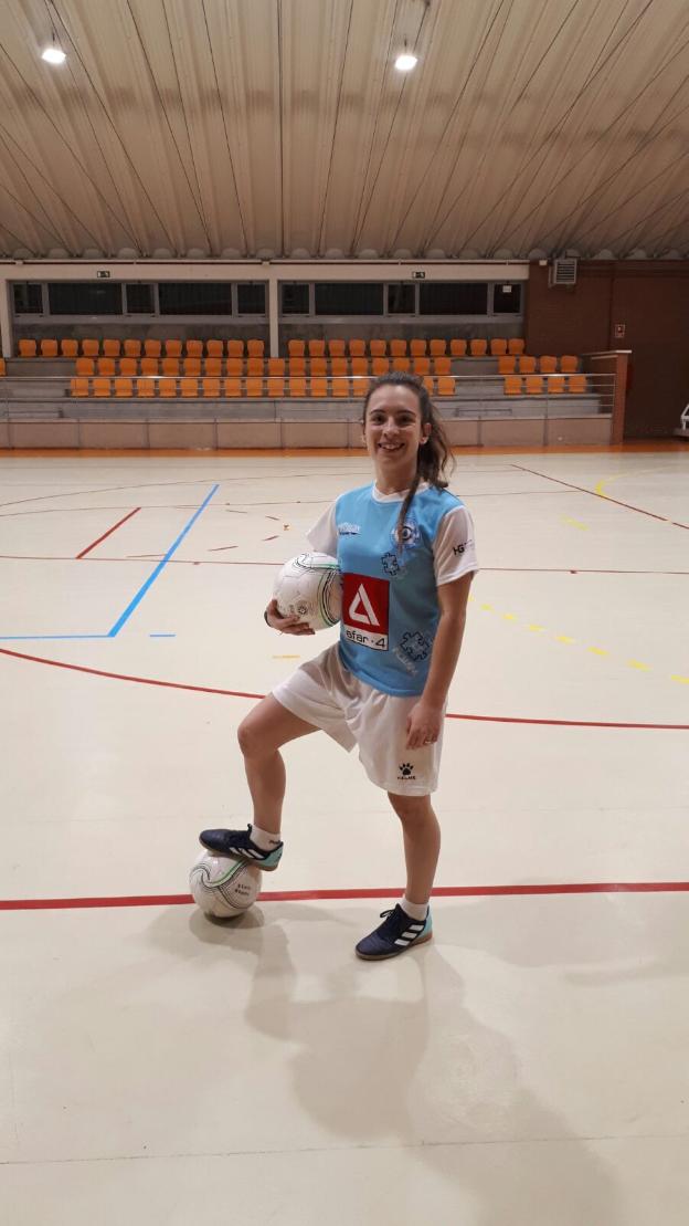 Nerea Durán pisa la pelota en La Granadilla.