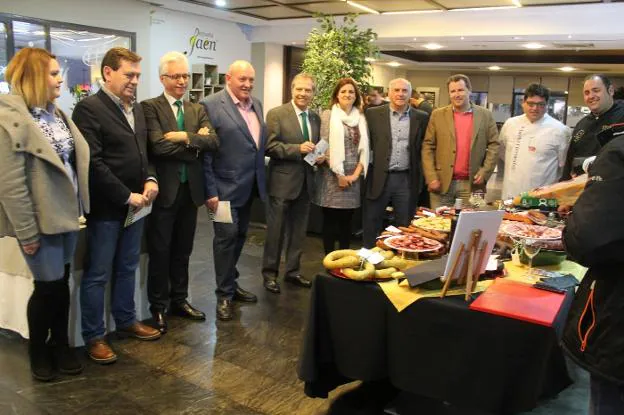 Presentación de 'Sabores de Peal en tu mesa', a las que asistió la alcaldesa del municipio, en el centro.