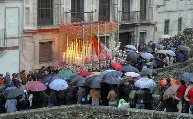 Lluvia en Granada en Lunes Santo.