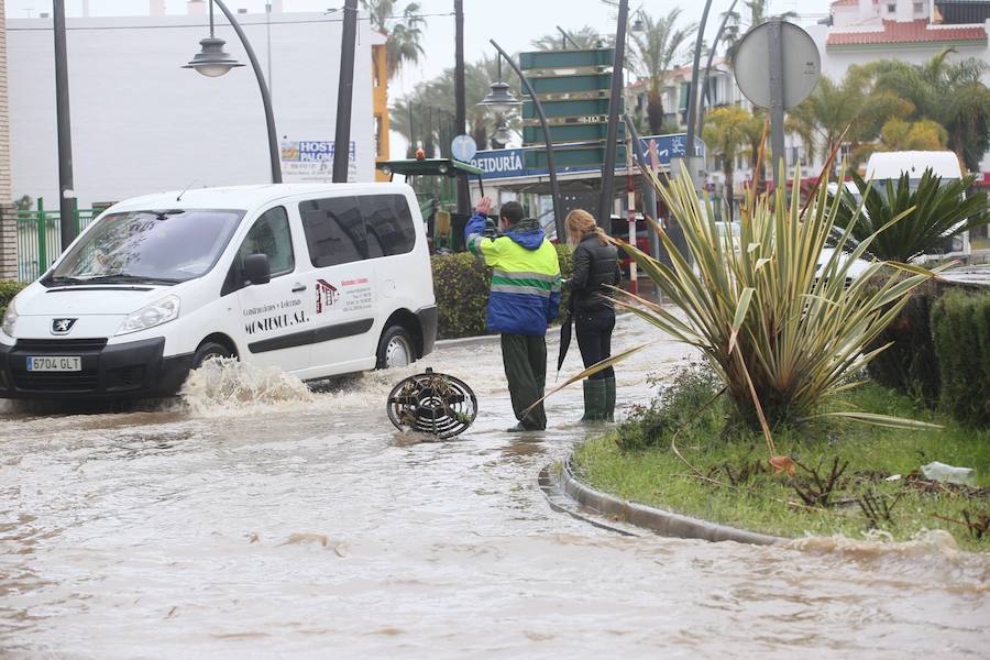 Los bomberos están trabajando para desaguar la parte baja del municipio salobreñero