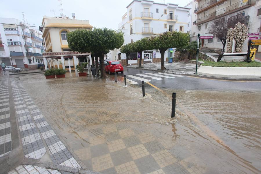 Los bomberos están trabajando para desaguar la parte baja del municipio salobreñero