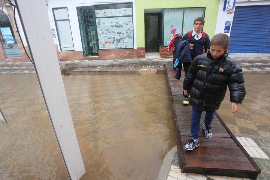 Los bomberos están trabajando para desaguar la parte baja del municipio salobreñero