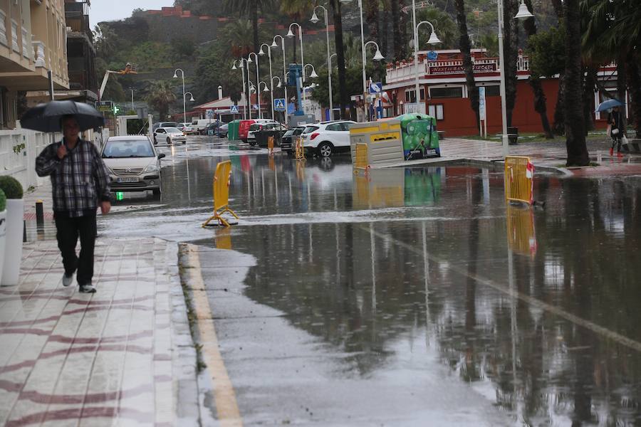 Las lluvias han ocasionado desprendimientos en la primera zona e inundaciones en la segunda 