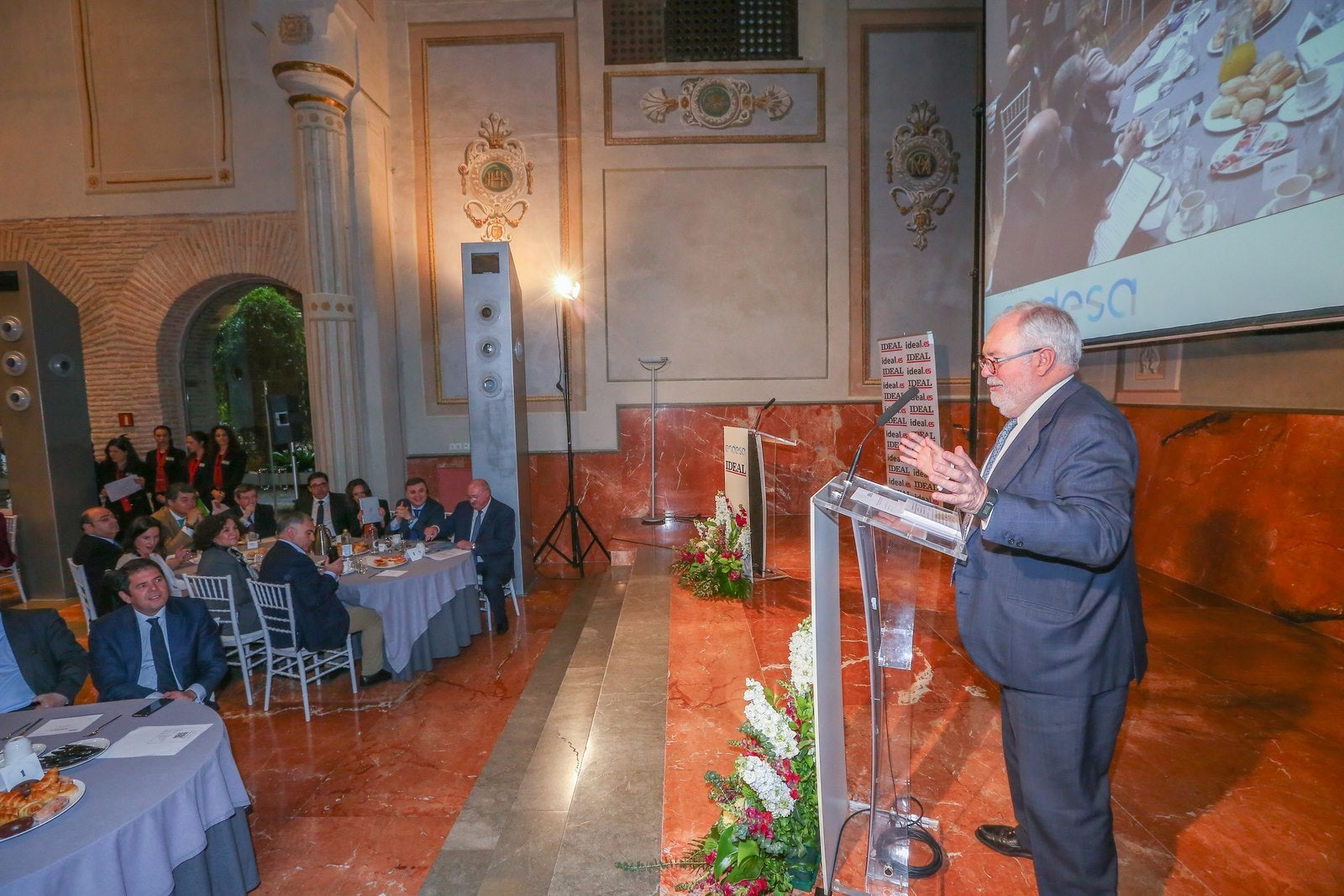 El comisario europeo de Acción por el Clima y Energía, Miguel Arias Cañete, interviene en un desayuno informativo organizado por IDEAL con el patrocinio de Endesa