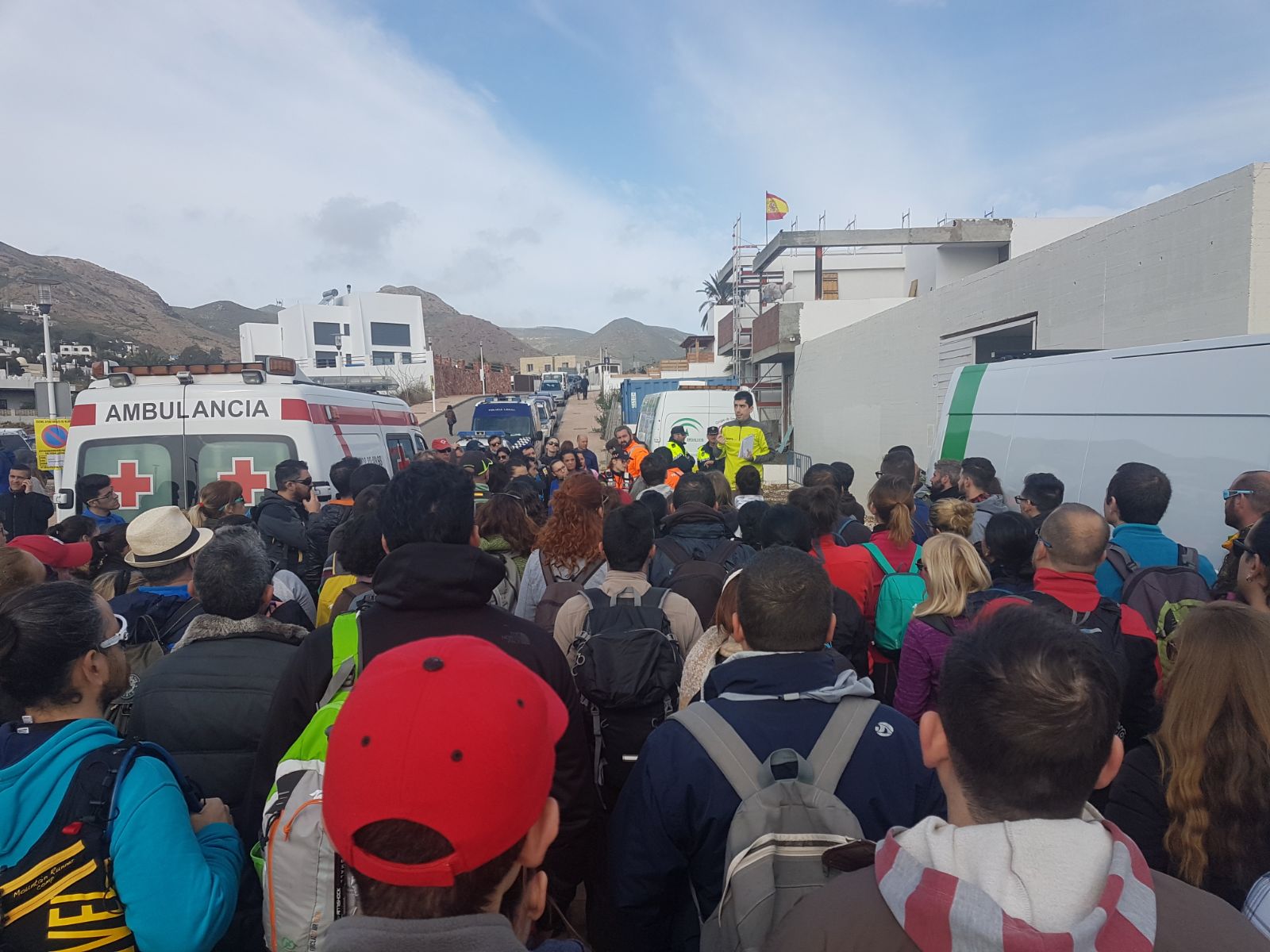 Más de 300 voluntarios, muchos de ellos llegados en autobuses desde Almería capital, forman alrededor de 20 grupos de búsqueda