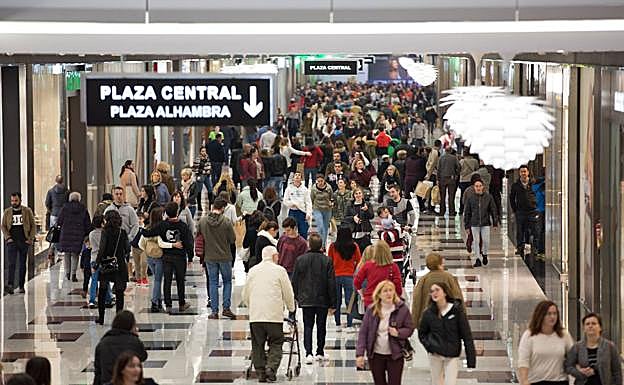 Los granadinos se refugian de la lluvia en los centros comerciales de Granada