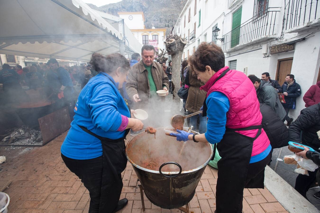 La popular Fiesta de la Asadura se ha celebrado por primera vez en el mes de marzo en lugar de febrero, con el objetivo de fomentar la presencia de turistas en la primera quincena del mes de marzo, y ha contado con unas 2.000 personas a pesar de la lluvia.