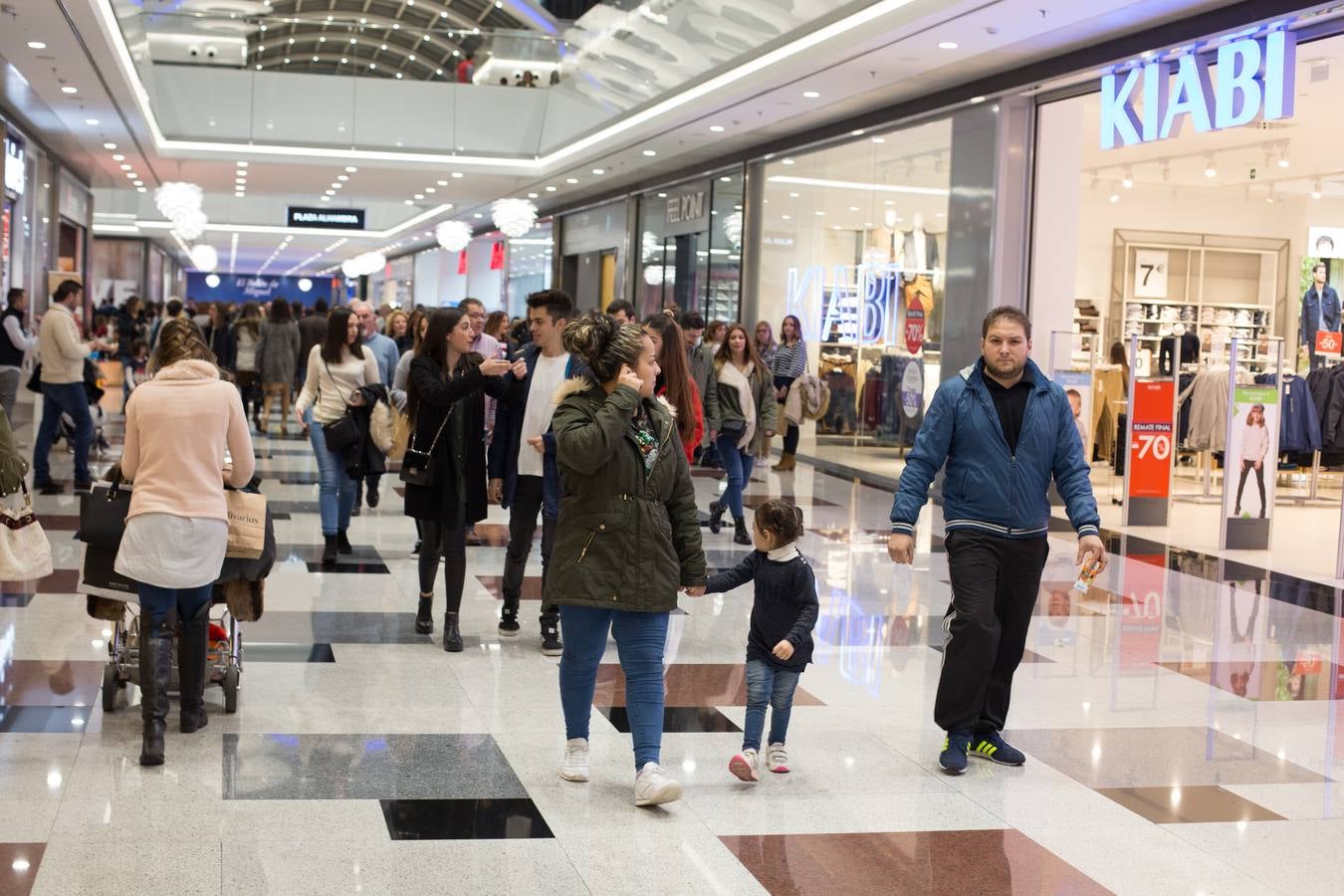 El mal tiempo ha hecho que los granadinos se dirijan al Neptuno, Serrallo y Nevada para pasar una tarde de ocio fuera de sus casas