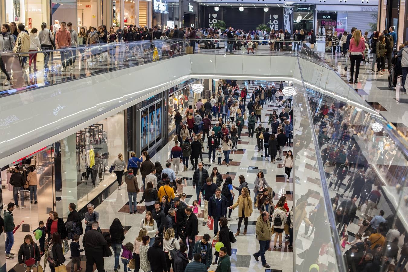 El mal tiempo ha hecho que los granadinos se dirijan al Neptuno, Serrallo y Nevada para pasar una tarde de ocio fuera de sus casas